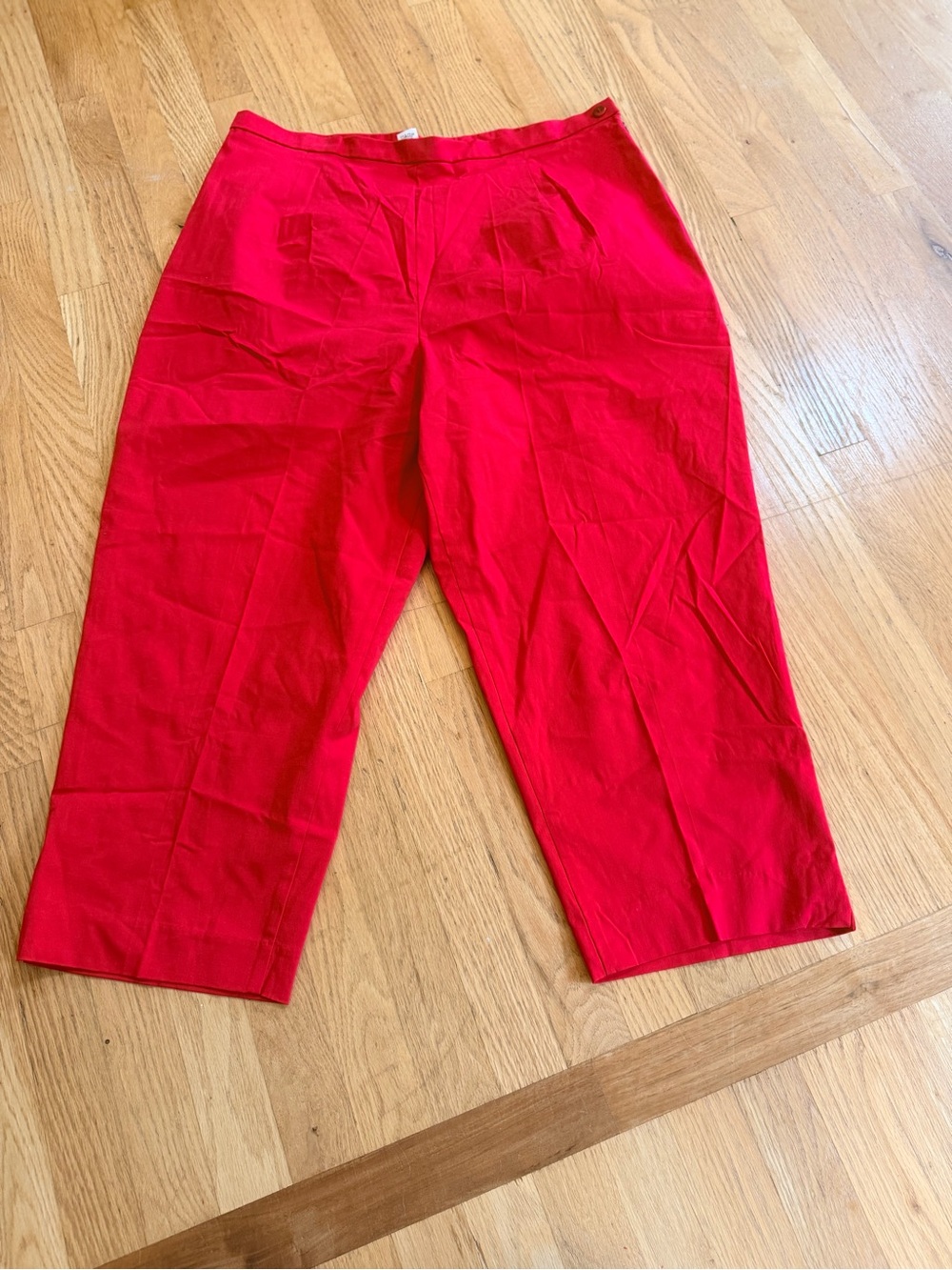 Women's Size 20W "Briggs" New York Vibrant Red Cropped Capris GUC